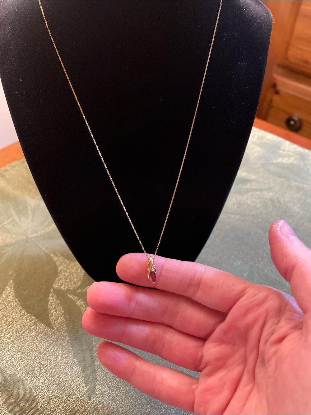 10K Garnet Necklace EUC. - Picture 3 of 5